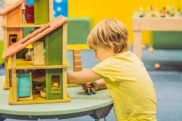 Junge Spielt Kindergarten Mit Holzhaus — Stockfoto