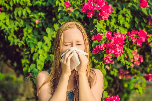 花粉アレルギーの概念 若い女性は くしゃみをする予定です 開花木を背景に — ストック写真