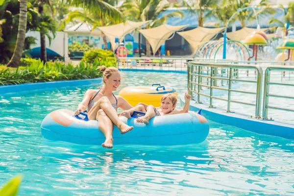 Mutter und Sohn haben Spaß im Wasserpark — Stockfoto