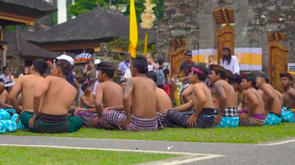 Bali Indonesien - 15 maj 2018: Traditionell balinesisk Kecak Dans på Pura Ulun Danu tempel på den sjön Bratan — Stockvideo