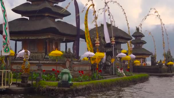 बाली, इंडोनेशिया में ब्राटन झील पर पुरा उलुन दानू मंदिर — स्टॉक वीडियो