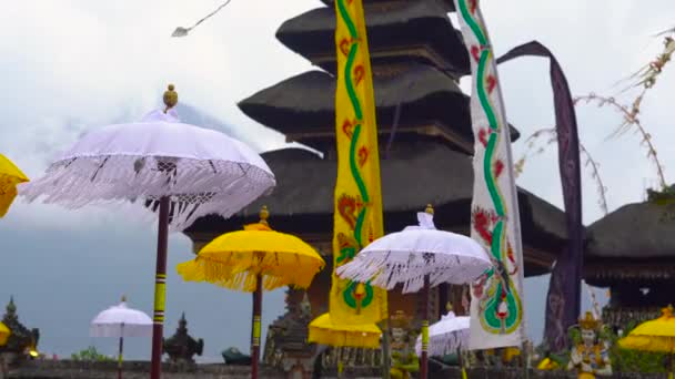 Pura Ulun Danu templom a tó Bratan, Bali, Indonézia — Stock videók