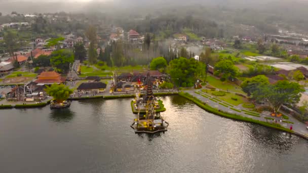 Widok z lotu ptaka w świątyni Pura Ulun Danu na jeziora Bratan w Bali, Indonezja. Drone powoli idzie w dół — Wideo stockowe