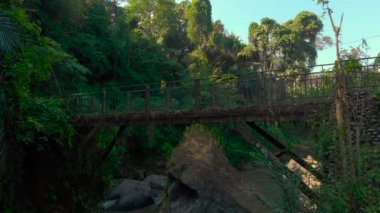 küçük köprü Nehri Bali, Endonezya üzerine küçük bir yerel tapınak ile hava atış