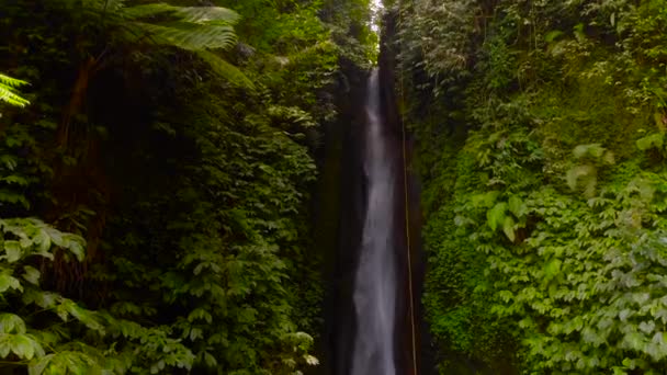 Vista Aérea Cachoeira Leke Leke Nas Selvas Bali Indonésia Drone — Vídeo de Stock