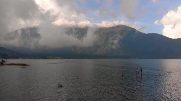 バリ島では、Indonasia のブラタン湖の空中写真 — ストック動画