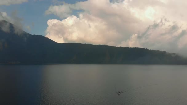 Letecký pohled na jezero Bratan u ostrova Bali, Indonasia