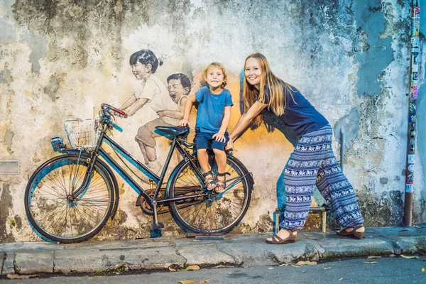 Georgetown Penang Malezja Kwietnia 2018 Matka Syn Rowerze Ulica Sztuki — Zdjęcie stockowe
