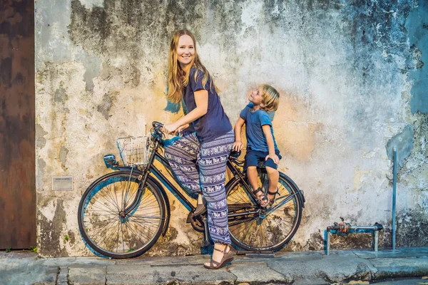 Anne Oğlu Bir Bisiklet Üzerinde Georgetown Penang Malezya Genel Sokak — Stok fotoğraf
