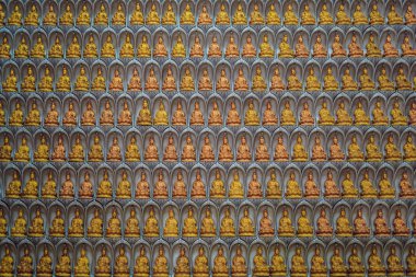 Tapınak duvarındaki Buda ile doldurulur. Din Budizm kavramı. Doku, arka plan Budizm.