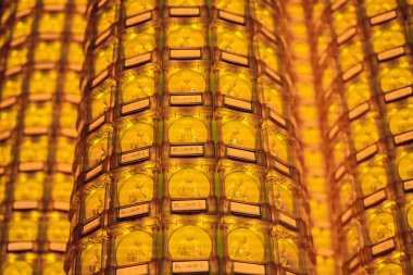 Tapınak duvarındaki Buda ile doldurulur. Din Budizm kavramı. Doku, arka plan Budizm.