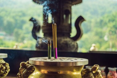 Yanan aromatik tütsü çubukları. Buda 'ya ya da Hindu tanrılarına saygı göstermek için tütsü.