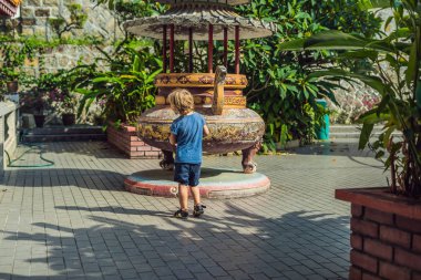 Küçük çocuk turist Budist Tapınağı Kek Lok Si Penang, Malezya, Georgetown'da. Çocuk kavramı ile seyahat.
