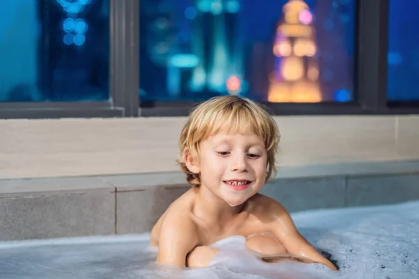 Feliz Niño Pequeño Sentado Bañera Por Noche Antes Dormir Fondo —  Fotos de Stock