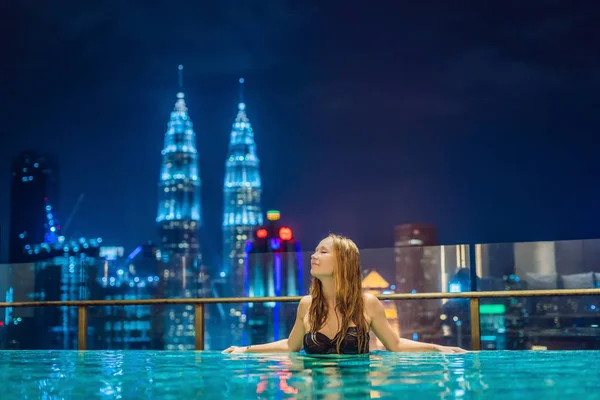 Jeune Femme Dans Piscine Extérieure Avec Vue Sur Ville Nuit — Photo