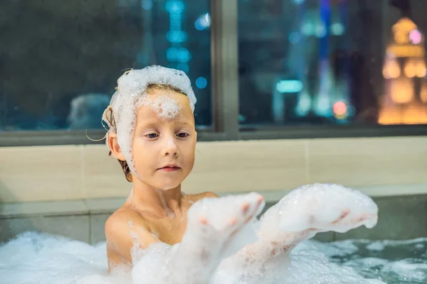 Feliz Niño Pequeño Sentado Bañera Por Noche Antes Dormir Fondo —  Fotos de Stock