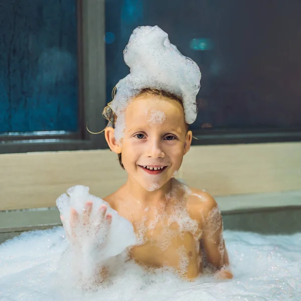 Feliz Niño Pequeño Sentado Bañera Por Noche Antes Dormir Fondo — Foto de Stock