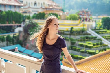 Güzel genç kadın turist Budist Tapınağı Kek Lok Penang, Malezya, Georgetown Si.