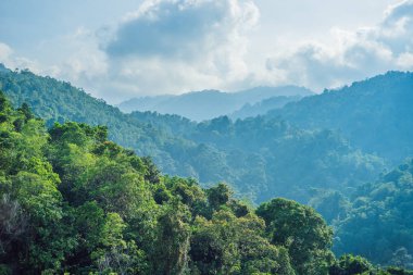 Dağlarda günbatımı. Blue Hills dramatik renkli gökyüzü.