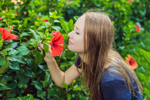 Genç Kadın Parkta Hibiscus Koklama — Stok fotoğraf