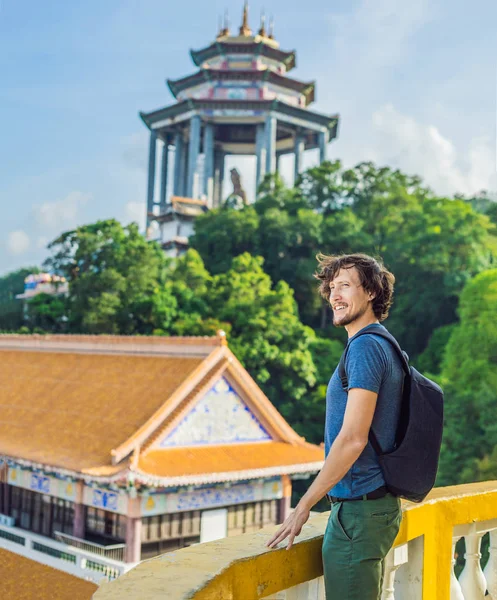 Ung Man Turist Buddhistiska Templet Kek Lok Penang Malaysia Georgetown — Stockfoto