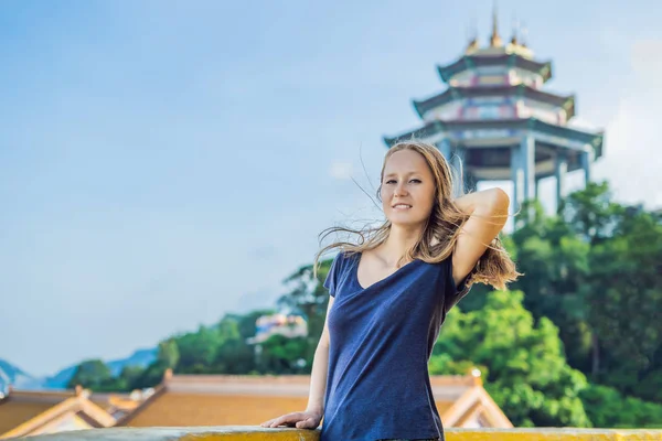 Mooie Jonge Vrouw Toerist Boeddhistische Tempel Kek Lok Penang Maleisië — Stockfoto