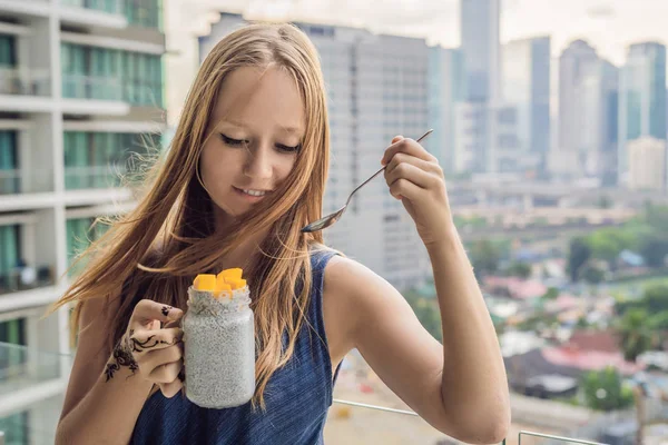 Młoda Kobieta Mehendi Henny Rękę Jeść Chia Budyń Jej Balkon — Zdjęcie stockowe