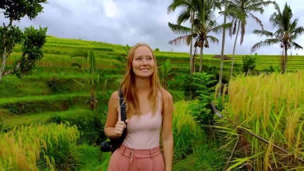 Frumusețe Tânără Femeie Mers Jos Drum Lângă Câmpuri Orez Timpul — Videoclip de stoc