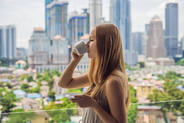 Młoda Kobieta Pije Kawy Rano Balkonie Widokiem Duże Miasto Drapacze — Zdjęcie stockowe