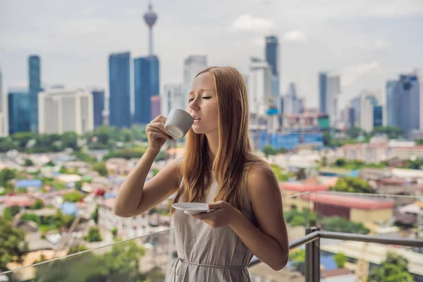 Ung Kvinna Dricker Kaffe Morgonen Balkongen Med Utsikt Över Den — Stockfoto