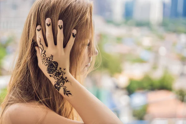 Портрет Молода Індійська Жінка Стилі Casual Mehendi Тлі Великого Міста — стокове фото