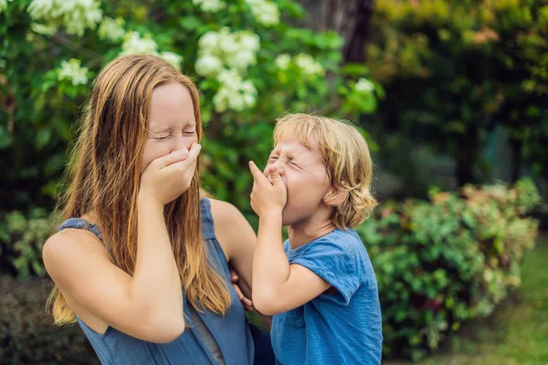 Mama Fiul Strănută Parc Fundalul Unui Copac Flori Alergie Conceptul — Fotografie, imagine de stoc