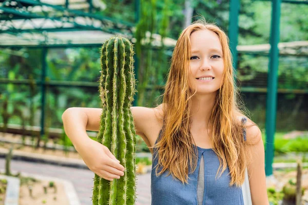 Piękna Młoda Kobieta Przytula Kaktus Jako Jej Najlepsza Przyjaciółka Problemy — Zdjęcie stockowe
