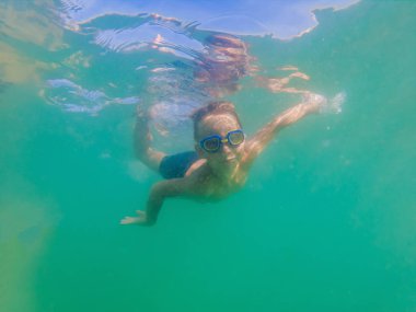 Çocuk Çocuk sualtı gülümseyen ve gözlük yüzme ile umutla bkz: yüzüyor.