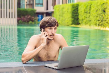 Tatil Yüzme Havuzu yanında çalışan genç serbest meslek.