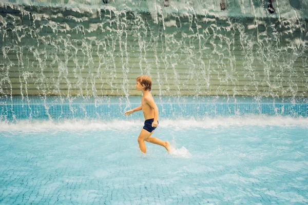 在游泳池里玩得开心的小男孩 — 图库照片