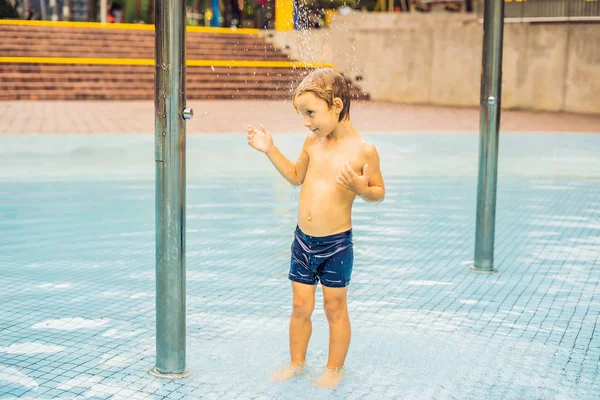 Niño Divirtiéndose Piscina — Foto de Stock