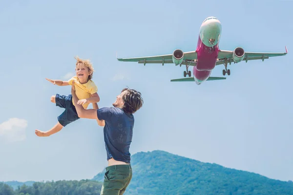 Padre Figlio Divertono Sulla Spiaggia Guardare Gli Aerei Atterraggio Viaggiare — Foto Stock