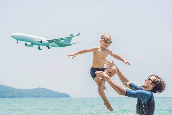 Pai Filho Divertem Praia Assistindo Aviões Pouso Viajar Avião Com — Fotografia de Stock