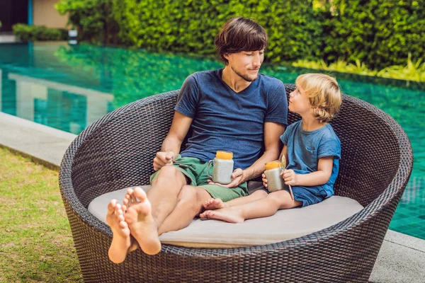 Padre Hijo Comen Postre Con Semillas Chía Mangos Junto Piscina — Foto de Stock