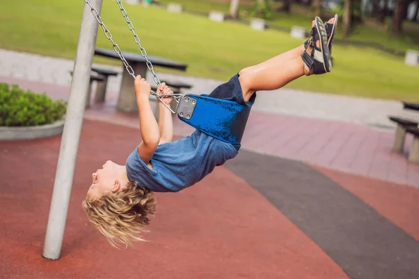 Αστείο Παιδί Αγόρι Έχοντας Διασκέδαση Swing Αλυσίδα Στην Υπαίθρια Παιδική — Φωτογραφία Αρχείου