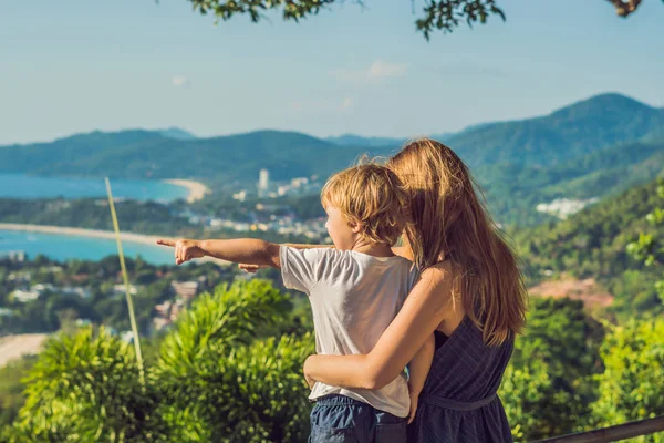 Mamma Figlio Karon View Point Nella Giornata Sole Phuket Viaggiare — Foto Stock