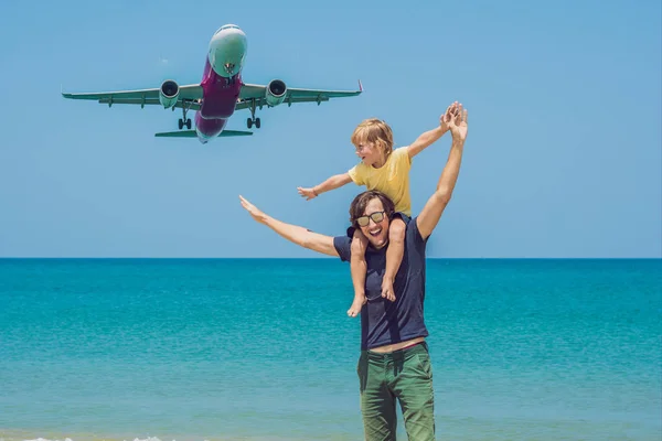 Padre Figlio Divertono Sulla Spiaggia Guardare Gli Aerei Atterraggio Viaggiare — Foto Stock