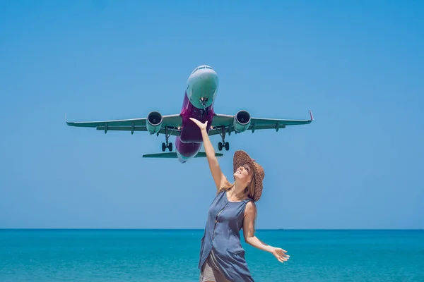 Νεαρή Γυναίκα Στην Παραλία Και Προσγείωση Αεροπλάνο Έννοια Του Ταξιδιού — Φωτογραφία Αρχείου