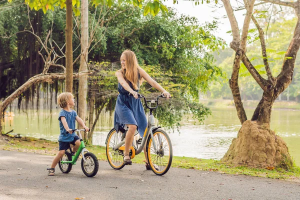 Família Feliz Está Andando Bicicleta Livre Sorrindo Mãe Uma Bicicleta — Fotografia de Stock