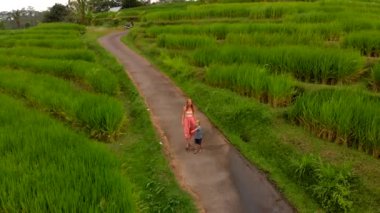 Genç bir kadın ve oğlu birlikte yürüyorduk pirinç terasları Bali Adası