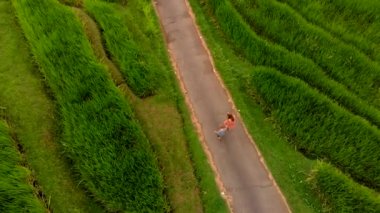Genç bir kadın ve oğlu pirinç terasları Bali Adası'nda yürüyüş havadan görünümü