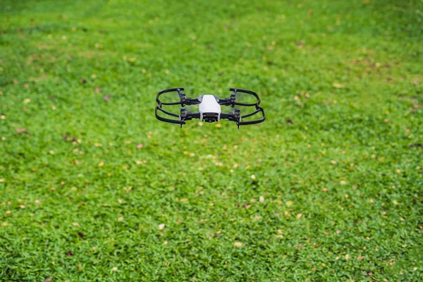 Fehér Drone Háttérben Repülő — Stock Fotó