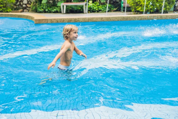 Jong Jongen Kind Spetteren Het Zwembad Met Plezier Vrijetijdsbesteding — Stockfoto