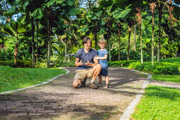 Pappa Och Son Leker Med Drönare Mannen Och Pojken Spela — Stockfoto